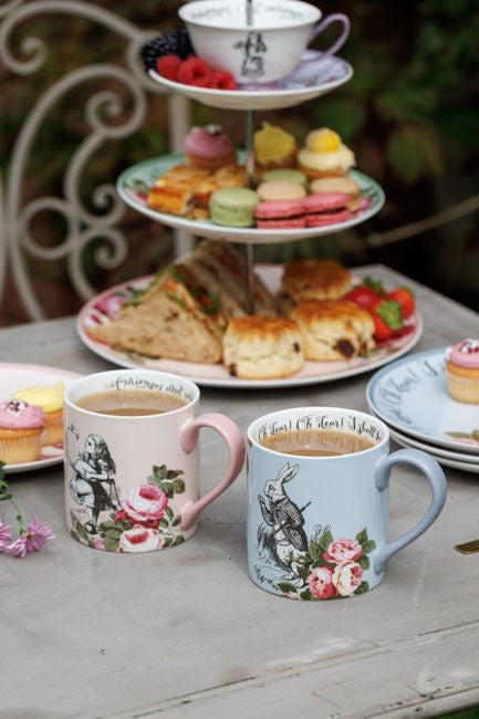 Eleganckie pudełko upominkowe, w którym zapakowane są porcelanowe kubki | V&A Victoria & Albert Museum | Spironik.pl