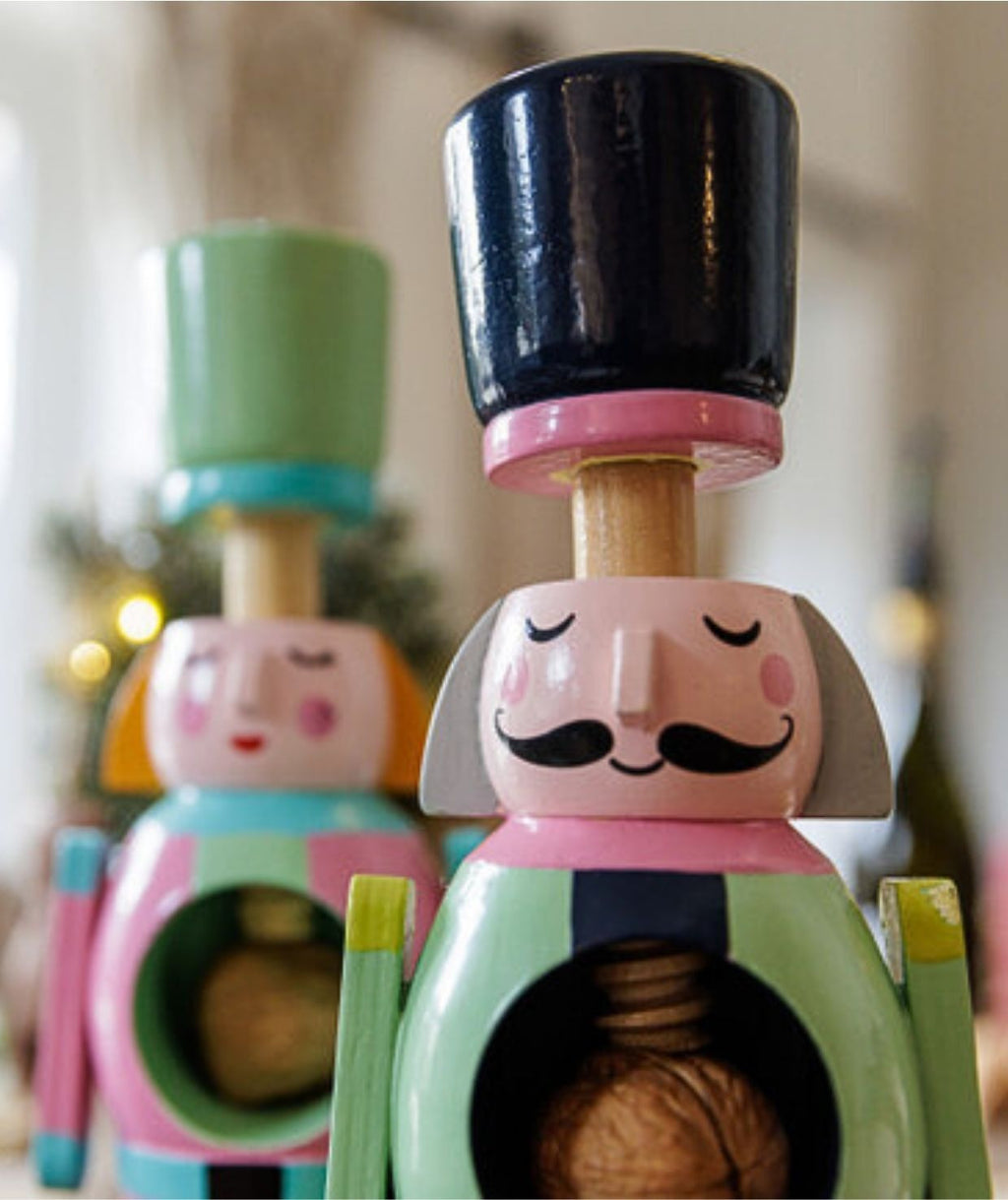 Drewniany Dziadek do Orzechów obok damskiej figurki, tworzący tematyczny duet dekoracyjny | KitchenKraft | Spironik.pl