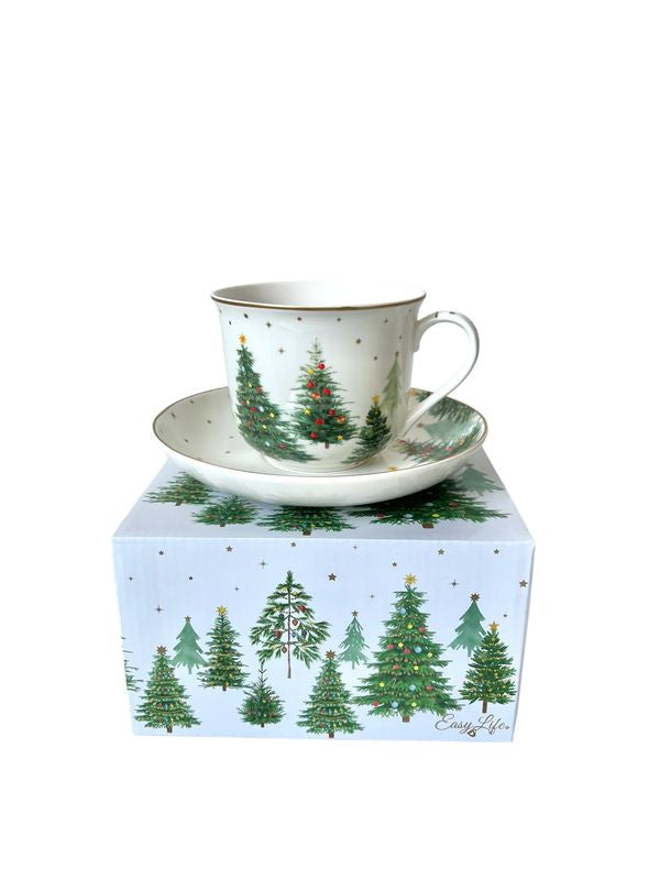 Detal filiżanki z choinkami i bombkami, wykonanej z wysokiej jakości porcelany | EasyLife | Spironik.pl