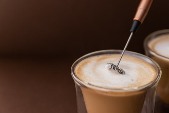 Miedziany spieniacz do mleka obok baterii AAA, dla lepszego zobrazowania skali produktu | KitchenKraft | Spironik.pl