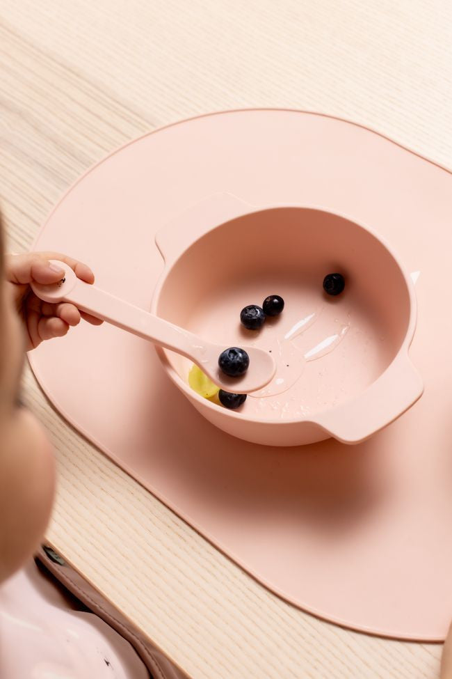 Králík silikonová podložka v použití, chránící stůl před skvrnami a nečistotami | Trixie | Spironik.pl