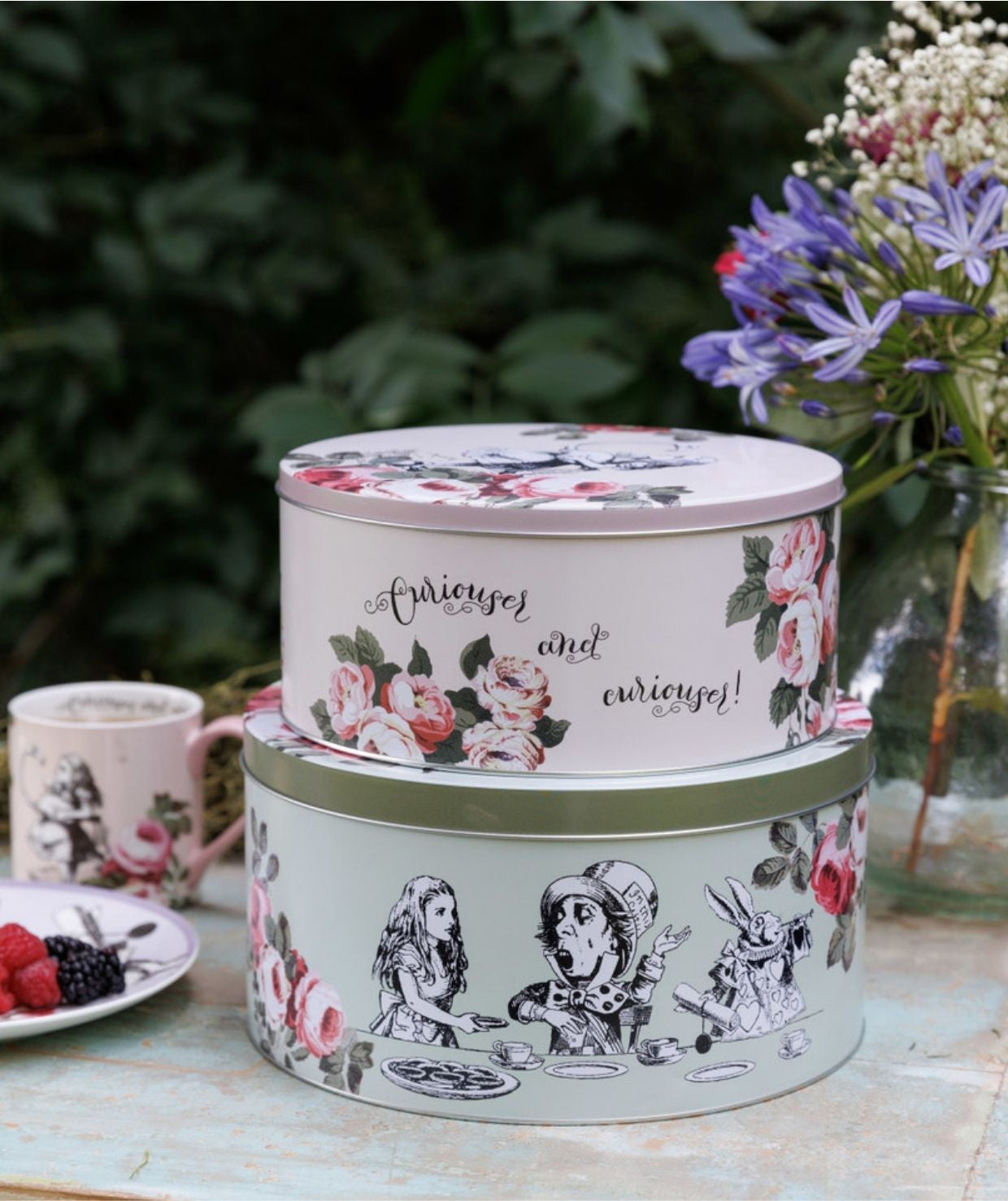 Zestaw dwóch puszek na ciastka „Alicja w Krainie Czarów” w pastelowych barwach z ilustracjami | V&A Victoria & Albert Museum | Spironik.pl