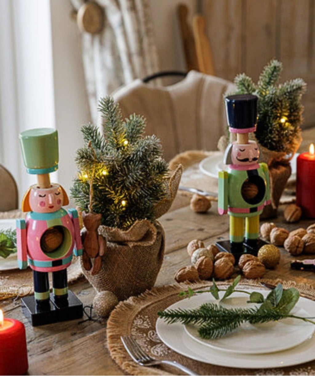 Detal faktury drewna bukowego w Dziadku do Orzechów, ukazujący staranność wykonania | KitchenKraft | Spironik.pl