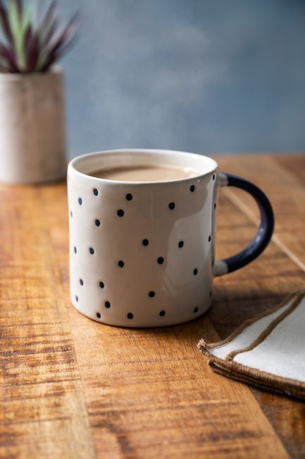 Kubek kamionkowy Mikasa w granatowe kropki, widok z przodu, pojemność 390 ml | KitchenKraft | Spironik.pl