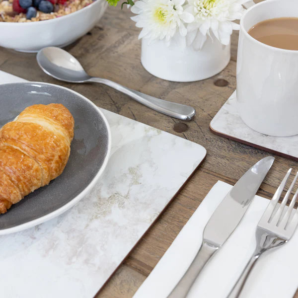 Widok z przodu zestawu czterech podkładek w stylu marmurowym | KitchenKraft | Spironik.pl