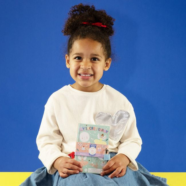 Widok z boku na pachnący pamiętnik z kolorowymi tasiemkami do zakładania stron | Floss & Rock | Spironik.pl