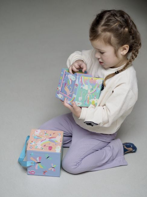 Zestaw w użyciu, dzieci bawią się, układając kostki i drewniane elementy | Floss & Rock | Spironik.pl