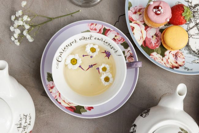 Zbliżenie na fakturę porcelany kostnej, z której wykonany jest zestaw "Alicja w Krainie Czarów" | V&A Victoria & Albert Museum | Spironik.pl