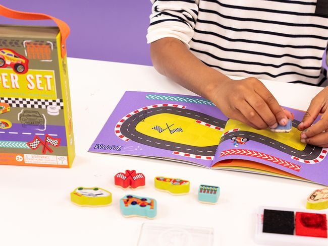 Zestaw w użyciu, dzieci tworzące własne historie z pomocą pieczątek i tuszy | Floss & Rock | Spironik.pl