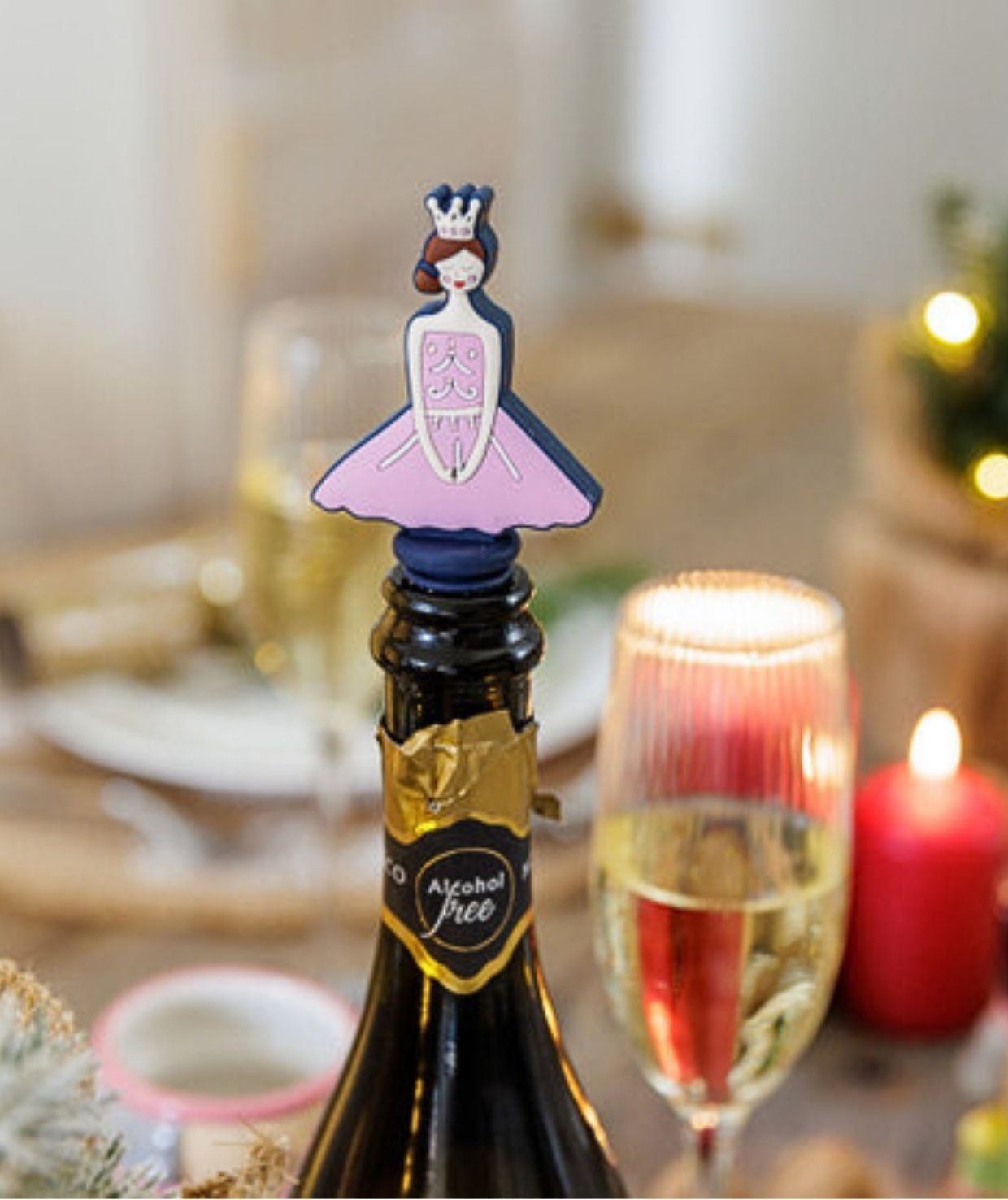 Zbliżenie na zatyczki KitchenCraft z kolekcji „The Nutcracker” w zielonym i różowym kolorze | KitchenKraft | Spironik.pl