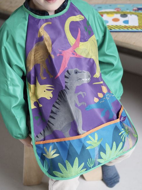 Fartuszek w użyciu przez dziecko, podczas malowania farbami w kreatywnym otoczeniu | Floss & Rock | Spironik.pl