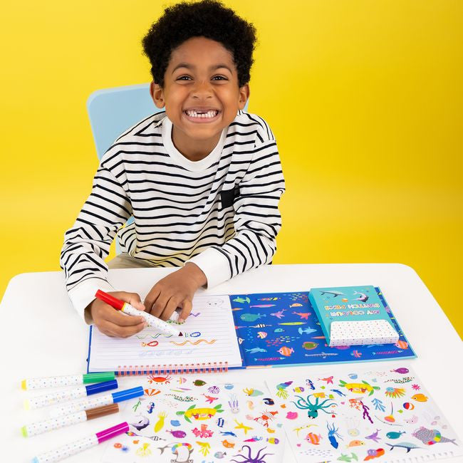 Zbliżenie na magiczny pisak, który zmienia kolory na stronach do rysowania | Floss & Rock | Spironik.pl