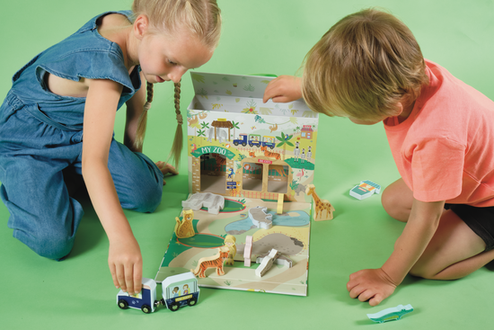 Zbliżenie na fakturę drewnianych figurek, wykonanych z materiałów przyjaznych dla środowiska | Floss & Rock | Spironik.pl