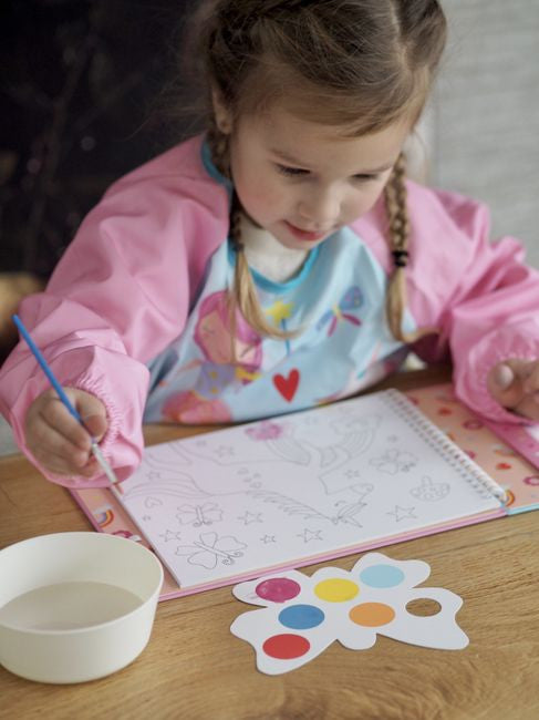 Fartuszek ochronny z Tęczowymi Wróżkami w skali, obok standardowego przedmiotu dla porównania | Floss & Rock | Spironik.pl