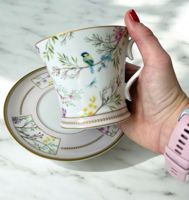 Filiżanka porcelanowa z motywem kolorowych ptaków, widok z przodu z ozdobnym spodkiem | EasyLife | Spironik.pl