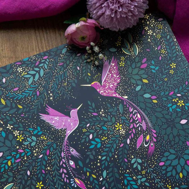 Zbliżenie na fakturę podkładki z różowymi kolibrami, kolorowy akcent w aranżacji | Pimpernel | Spironik.pl