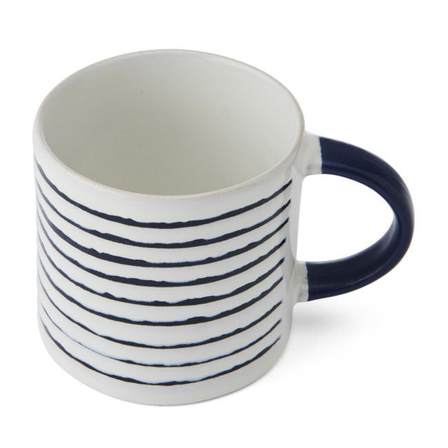 Zbliżenie na fakturę kubka kamionkowego Mikasa, podkreślająca jego unikalny design | KitchenKraft | Spironik.pl