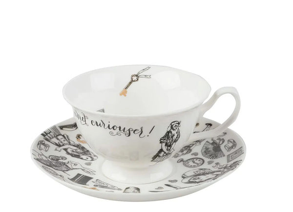 Filiżanka ze spodkiem w kolorze białym z grafikami Alicji w Krainie Czarów, widok z przodu | V&A Victoria & Albert Museum | Spironik.pl