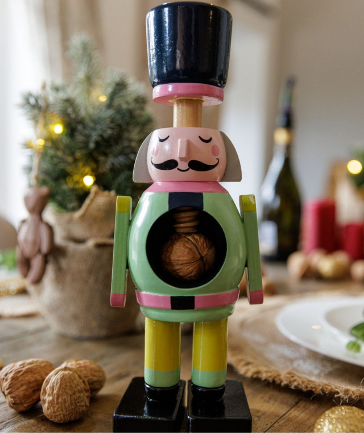 Drewniany Dziadek do Orzechów KitchenCraft w stylu skandynawskim, widok z przodu | KitchenKraft | Spironik.pl