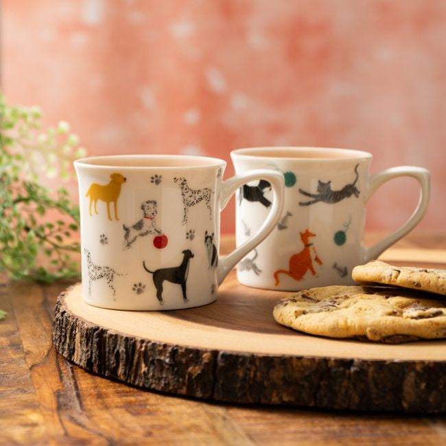 Porcelanowy kubek Mikasa na tle kuchni, ukazujący jego wielokolorowy wzór i elegancję | KitchenKraft | Spironik.pl