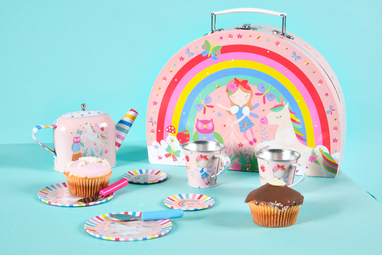 Zestaw do herbaty Tęczowe Wróżki w użyciu, dzieci bawią się w dom z filiżankami i talerzami | Floss & Rock | Spironik.pl
