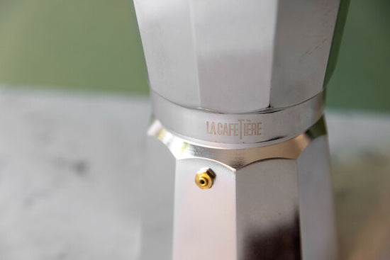 Detail rukojeti kávovaru Venice, vyrobené z žáruvzdorného materiálu, vždy chladné na dotek | La Cafetiere | Spironik.pl