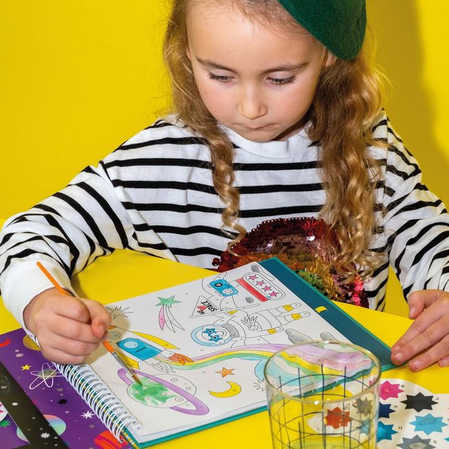 Widok z boku kolorowanki Kosmos z perforowanymi kartami do łatwego wyrywania i oprawiania | Floss & Rock | Spironik.pl