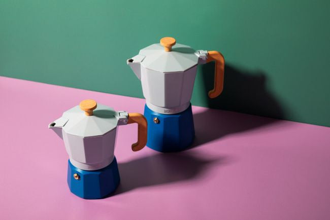 Kawiarka La Cafetière Venice obok filiżanek, ilustrująca jej rozmiar i pojemność | La Cafetiere | Spironik.pl
