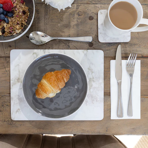 Podkładki w użyciu na stole, prezentujące elegancki design marmurowy | KitchenKraft | Spironik.pl