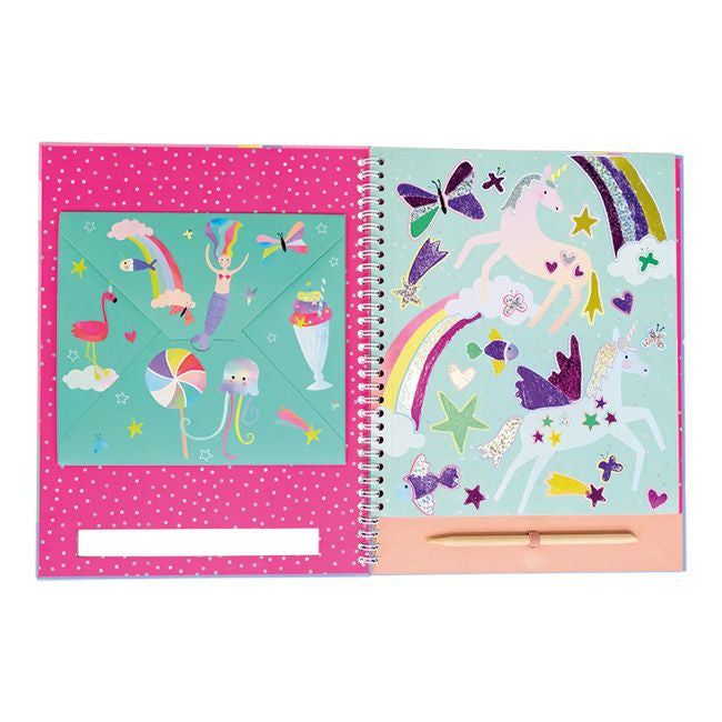 Książeczka w użyciu przez dziecko, które ozdabia stronę kolorowymi foliami | Floss & Rock | Spironik.pl