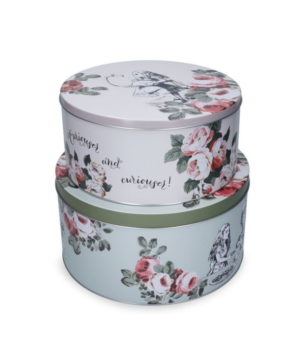 Zbliżenie na fakturę puszki, prezentujące intrygujące ilustracje inspirowane światem Alicji | V&A Victoria & Albert Museum | Spironik.pl