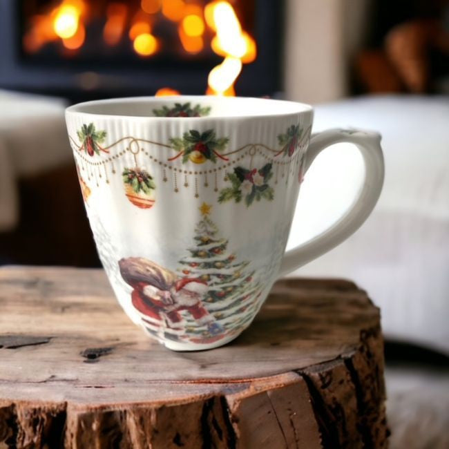 Kubek porcelanowy z motywem Mikołaja i choinki, widok z przodu, kolorowy wzór na tle ośnieżonego lasu | EasyLife | Spironik.pl