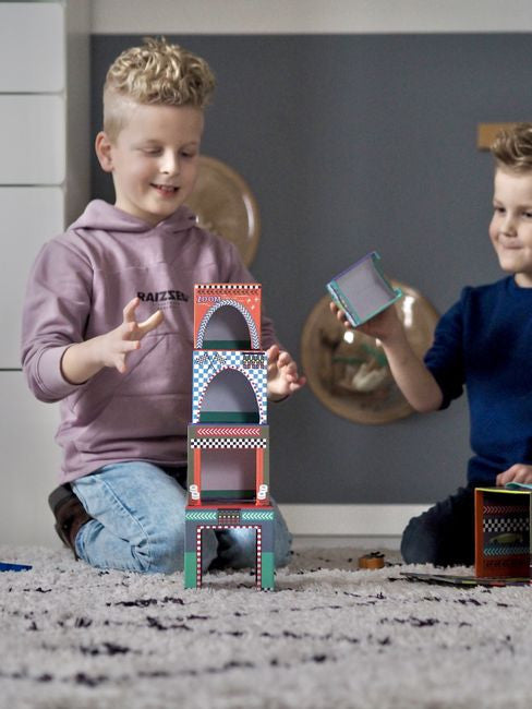 Dziecko bawi się zestawem, układając kostki w odpowiedniej kolejności | Floss & Rock | Spironik.pl