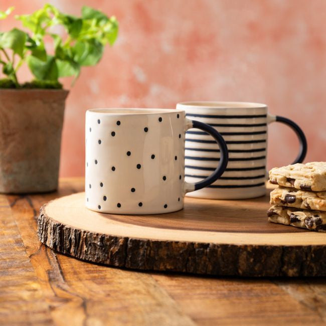 Zbliżenie na fakturę kamionkowego kubka Mikasa, granatowe kropki na białym tle | KitchenKraft | Spironik.pl