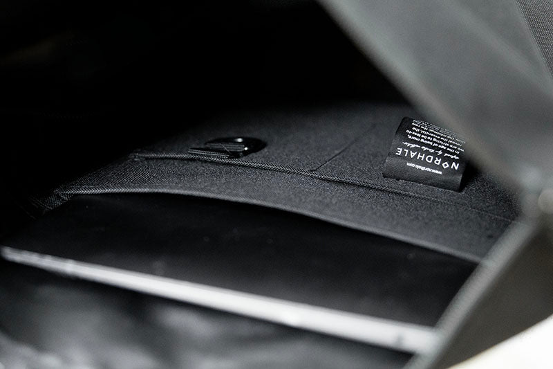 Detal wodoodpornego zamka – plecak HØLAR, ECO praktyczność i trwałość.