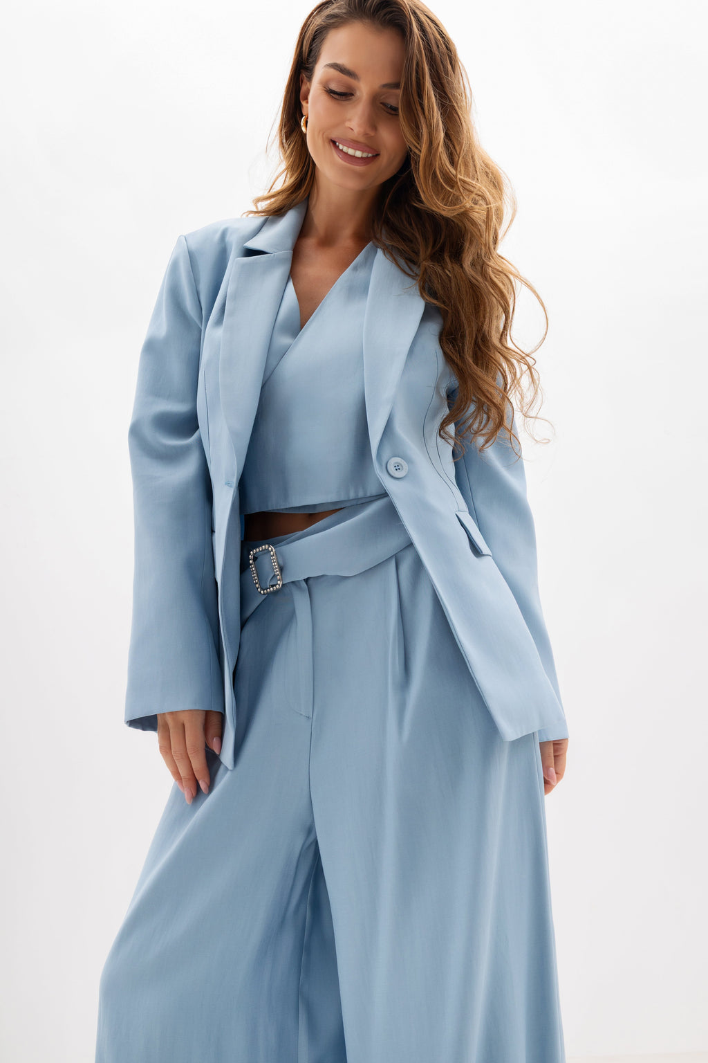 Taliowana kamizelka w kolorze błękitnym z dekoltem V, doskonała na wesele i do biura | Bastet | Spironik.pl