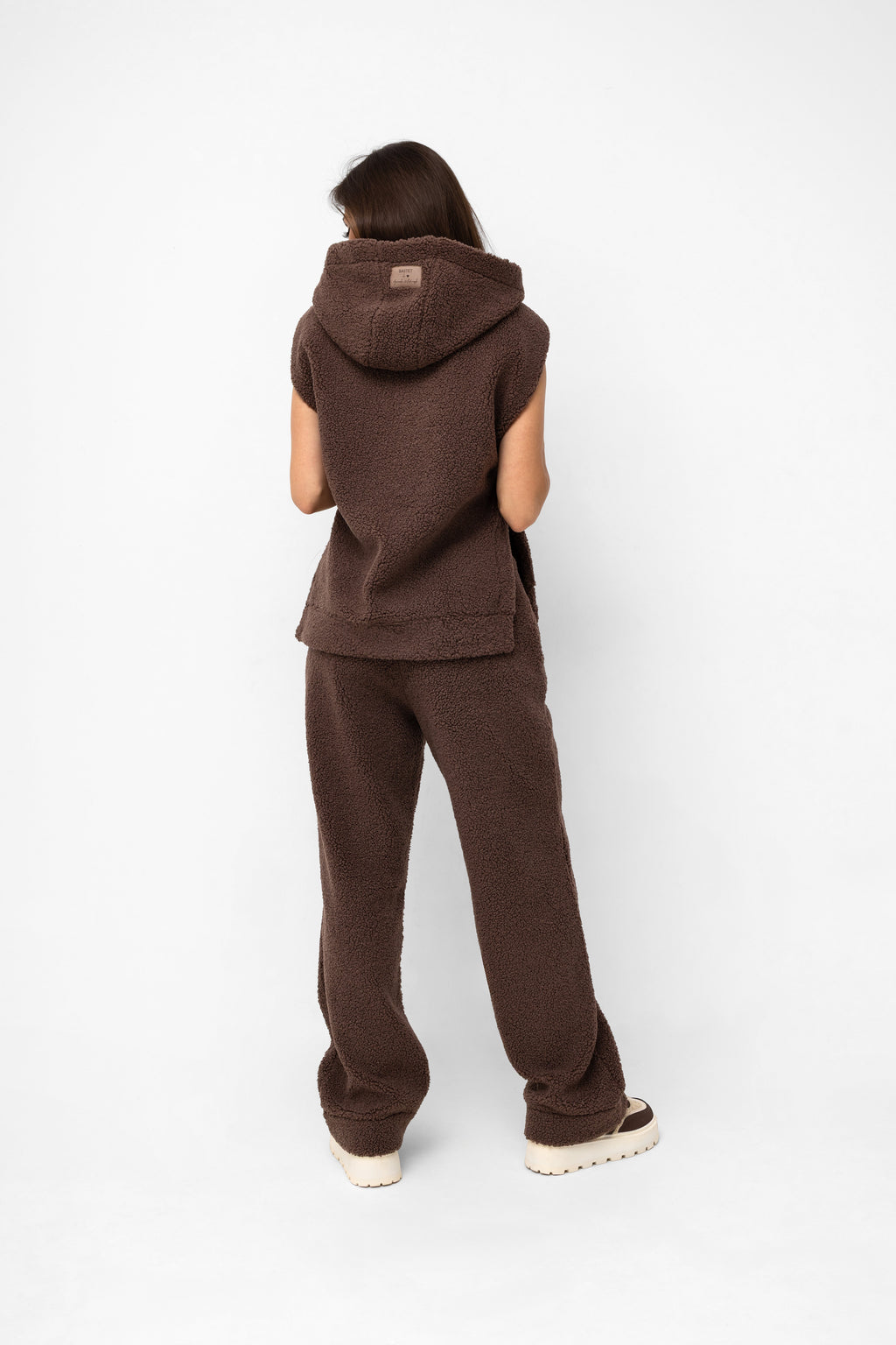 Brązowa kamizelka baranek z kapturem, doskonała do casualowych i eleganckich outfitów | Bastet | Spironik.pl