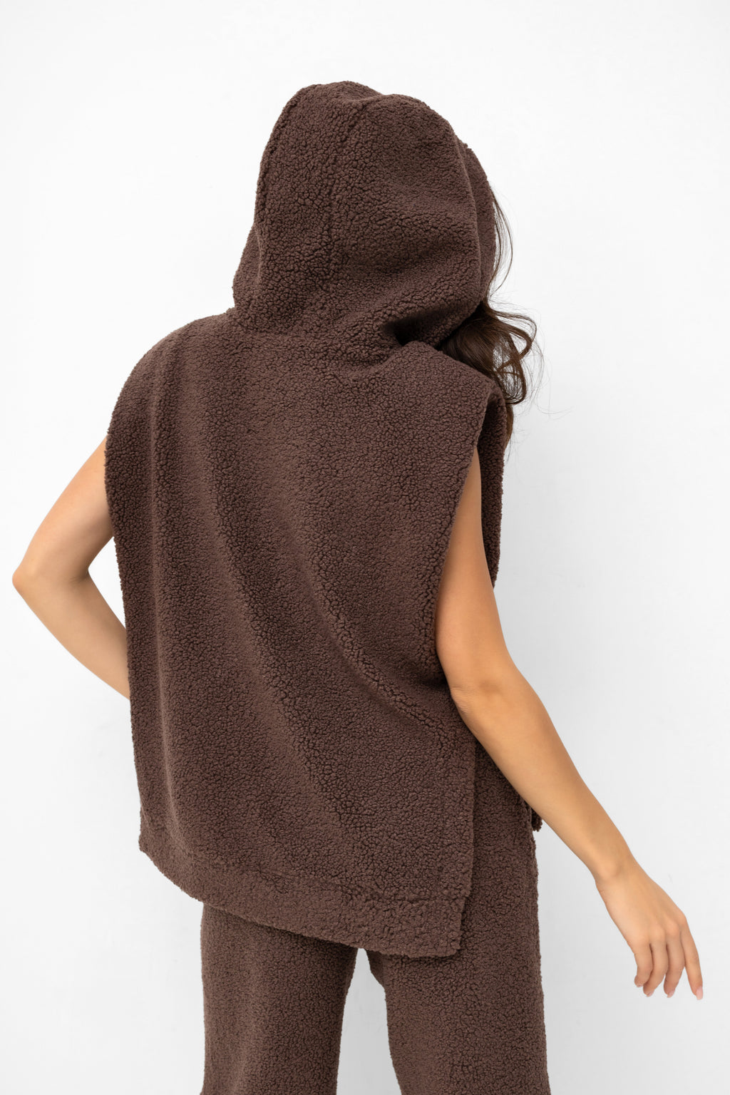 Ciepła kamizelka z kolekcji Bastet, brązowa, z obszernym kapturem i ozdobnymi detalami | Spironik.pl