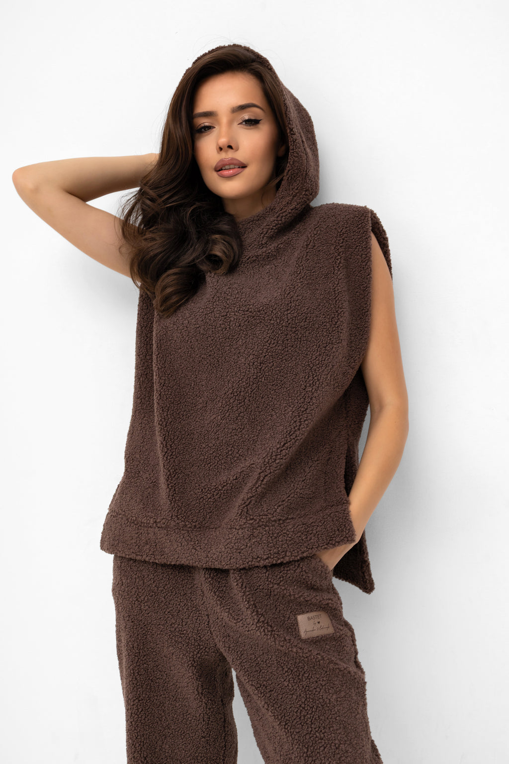 Kamizelka baranek z kapturem w kolorze brązowym, idealna na chłodne dni i modowe stylizacje | Bastet | Spironik.pl