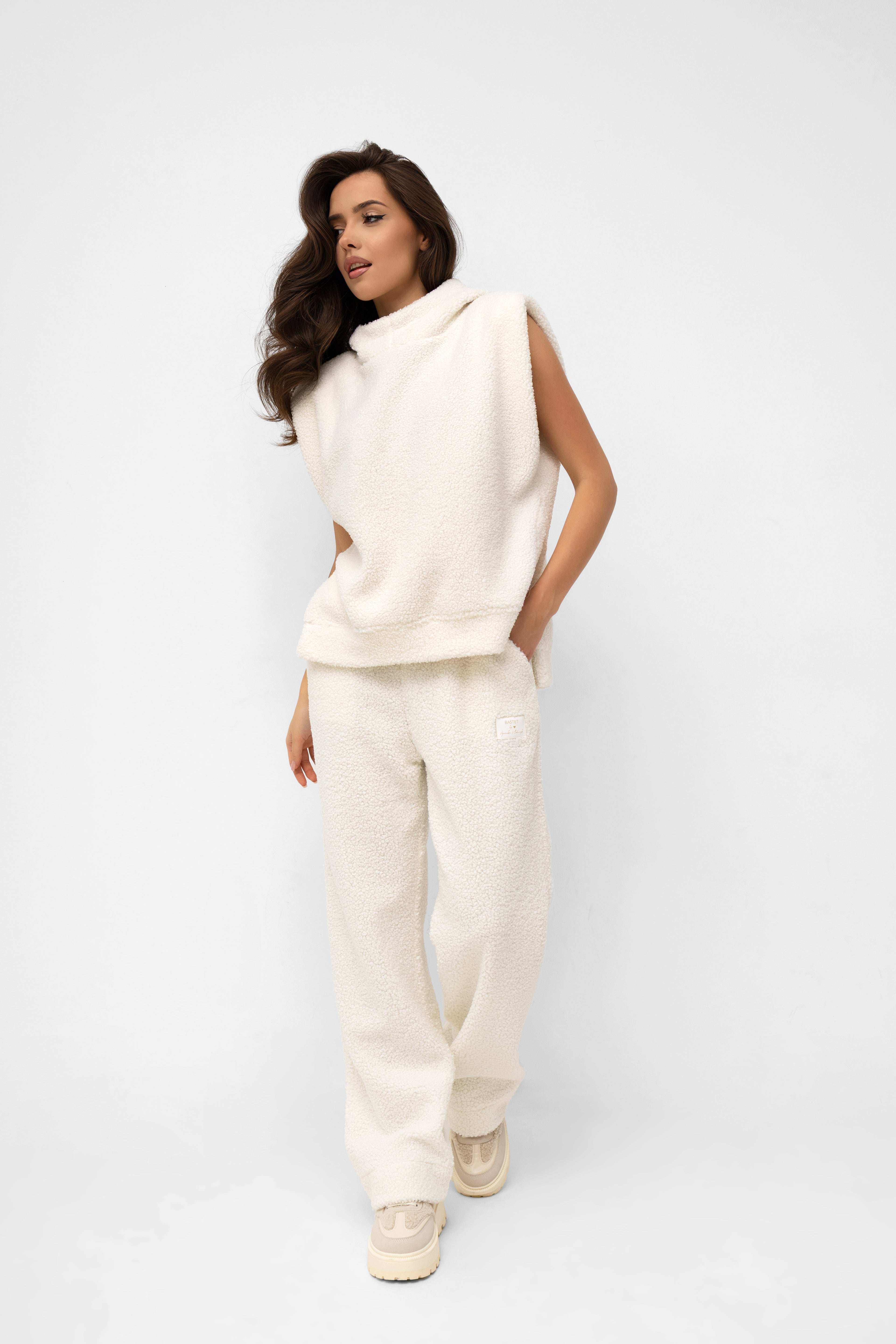 Nowoczesna kamizelka z krótszym przodem i wydłużonym tyłem, zakończona ściągaczem z baranka | Bastet | Spironik.pl