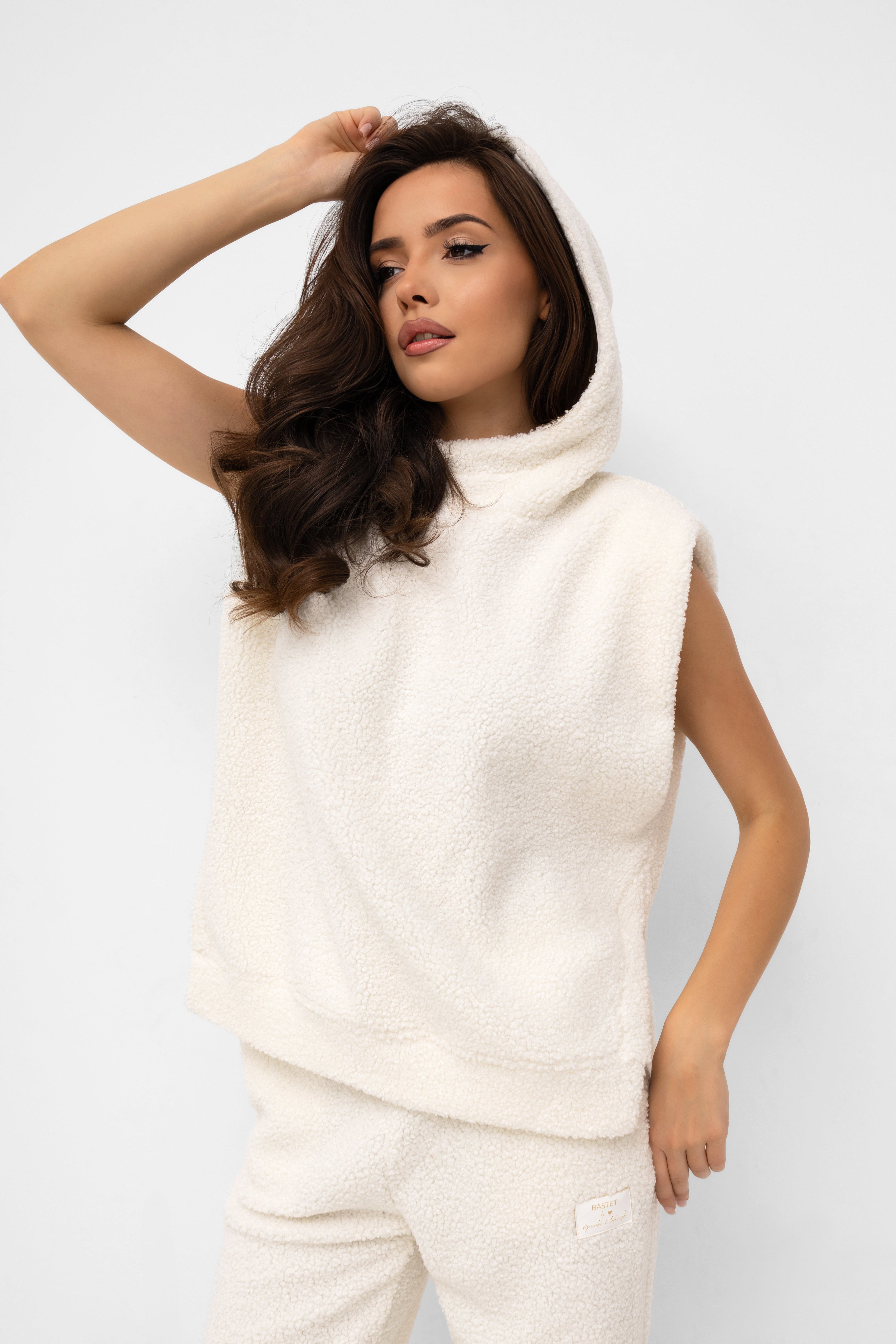 Stylowa kamizelka z kolekcji Bastet, wykonana z miękkiego materiału typu baranek | Spironik.pl