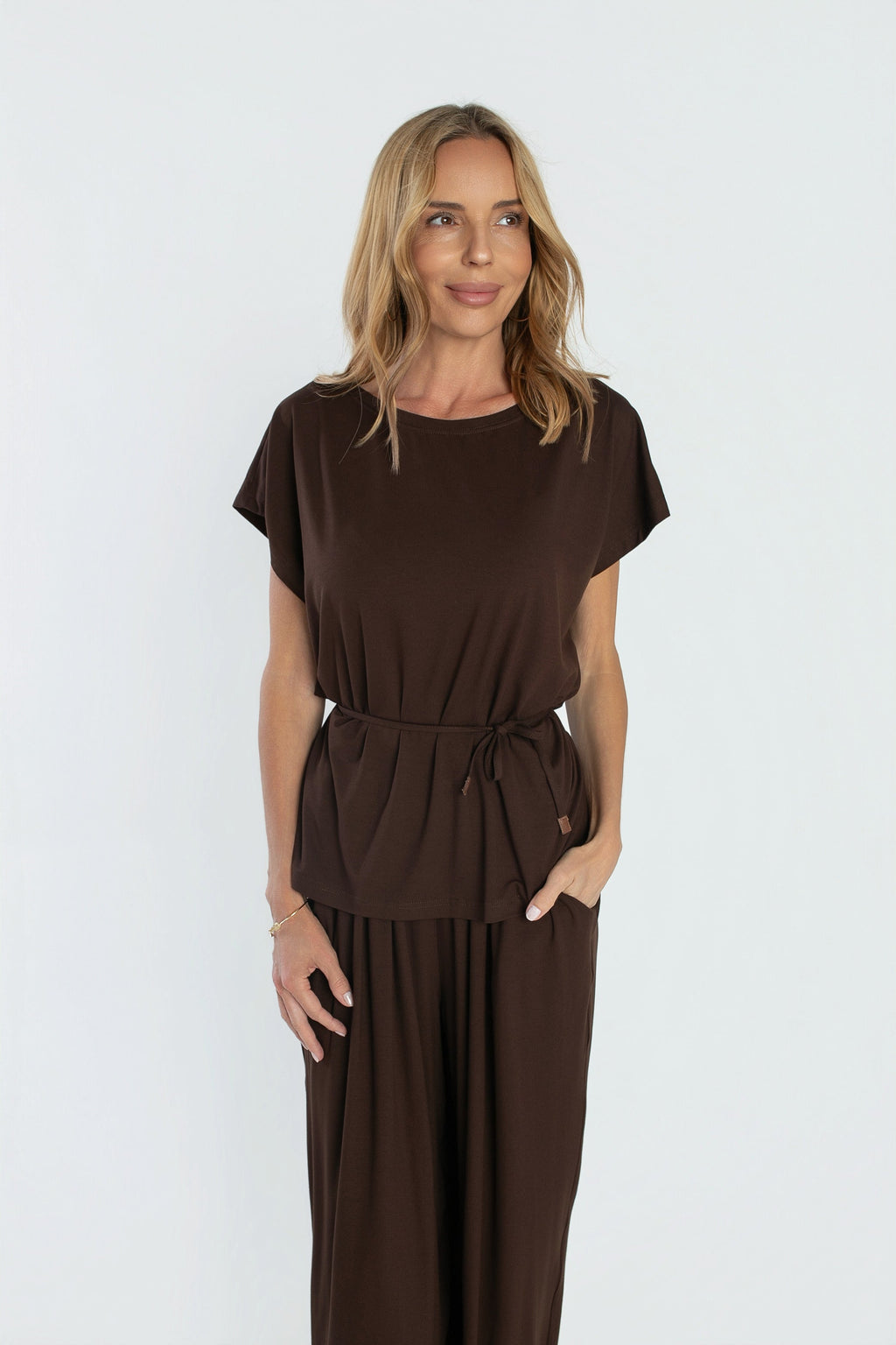 Elegancki top z krótkim rękawem kimono, przewiewny materiał i dopasowanie podkreślające sylwetkę | BastetStore | Spironik.pl