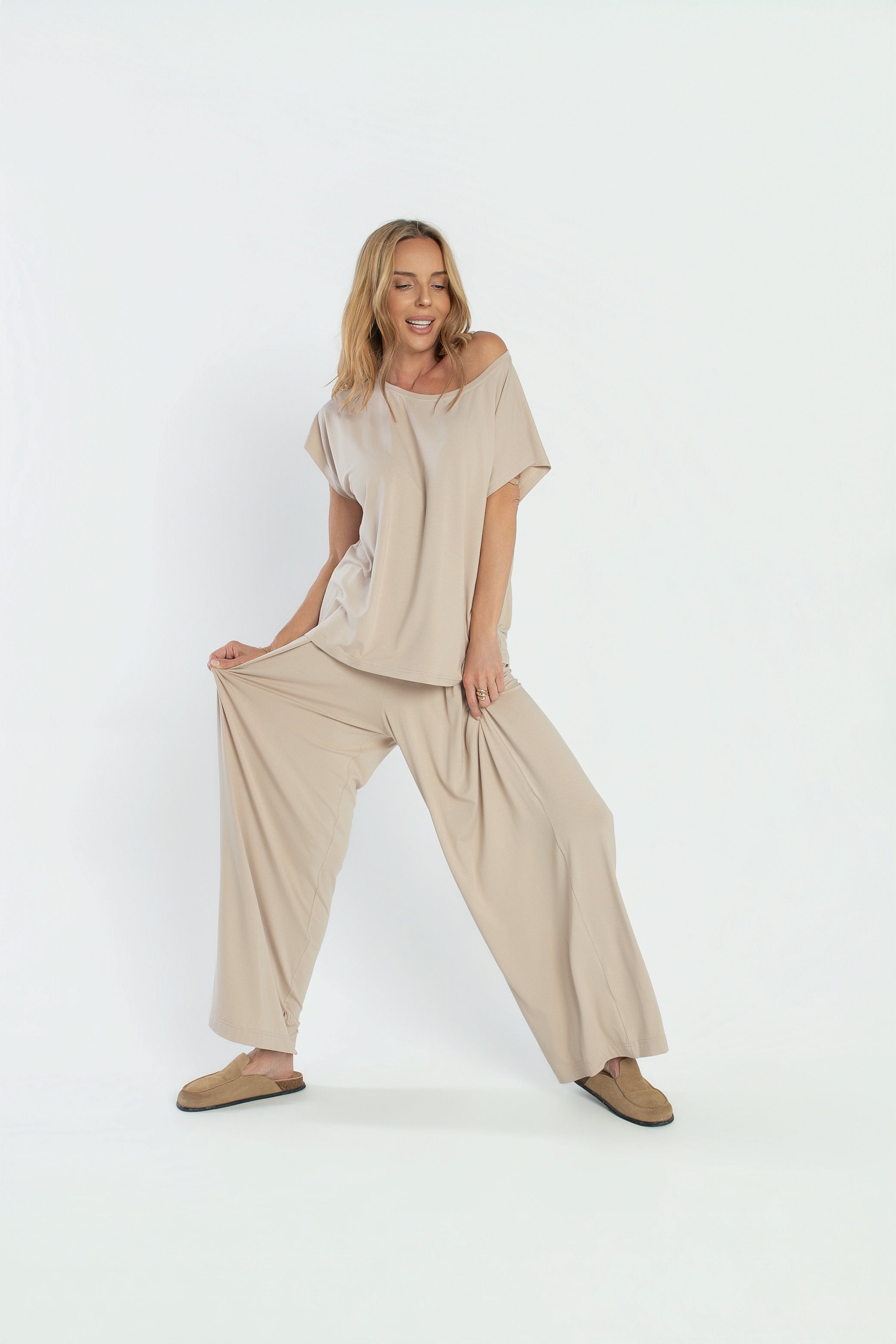 Lekki top z rękawkiem kimono i paskiem do przewiązania, wykonany z miękkiego przewiewnego materiału | BastetStore | Spironik.pl