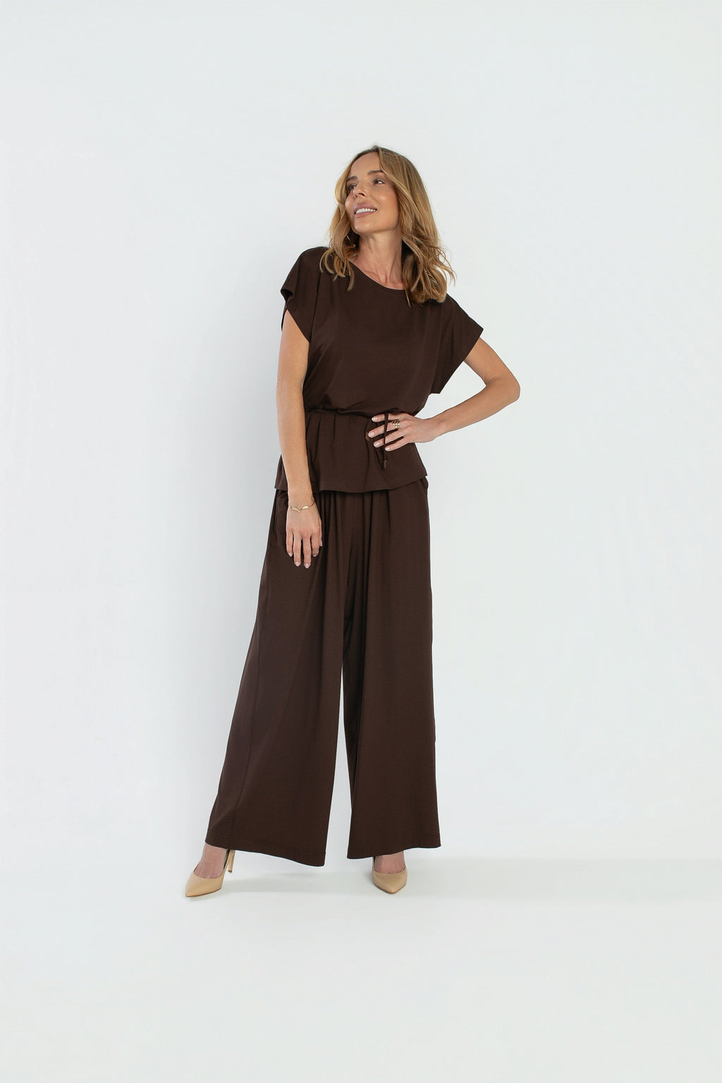 Lekki top z wiskozy z elastanem, minimalistyczny krój i ozdobny pasek z logowaniem kolekcji | BastetStore | Spironik.pl