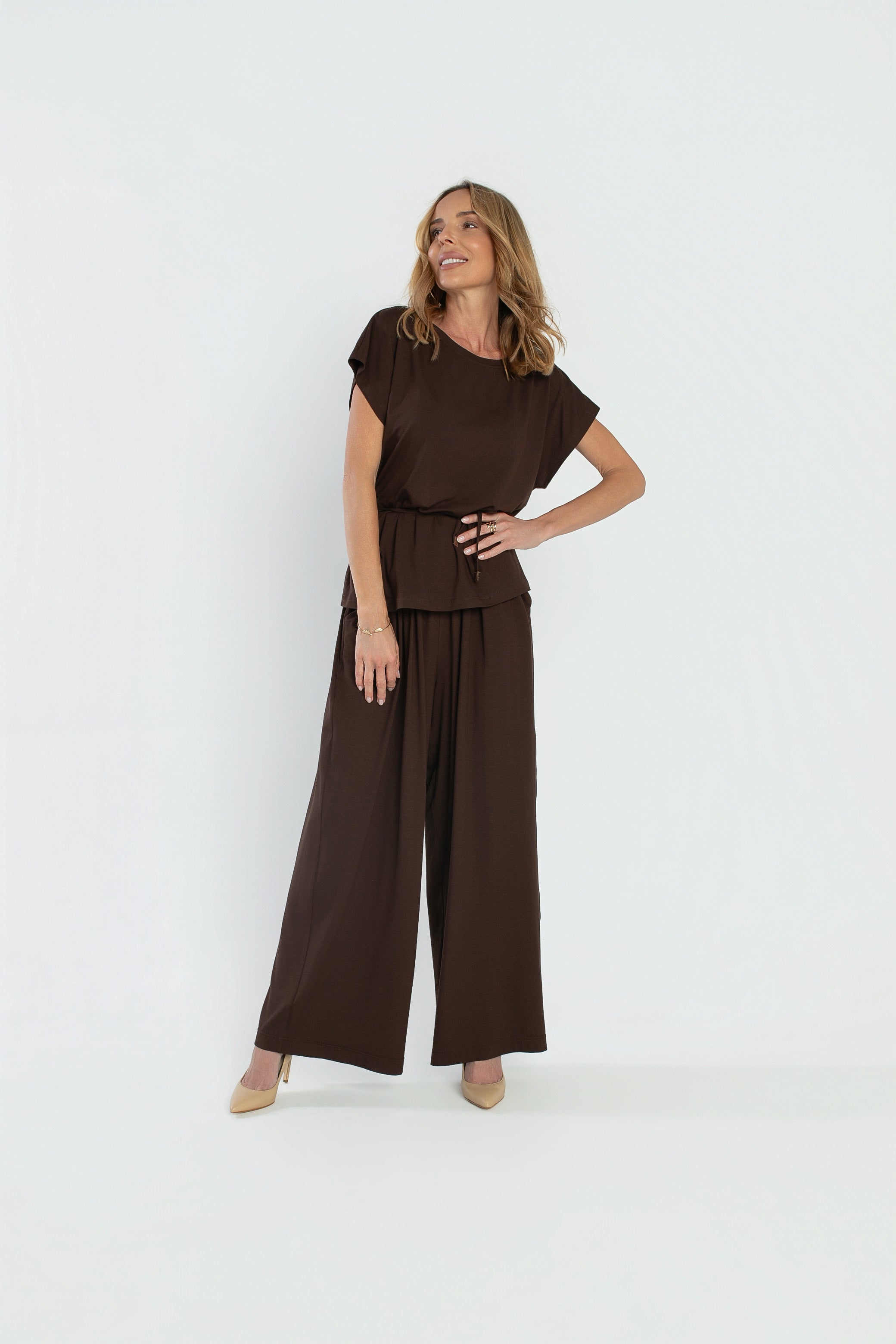 Lekki top z wiskozy z elastanem, minimalistyczny krój i ozdobny pasek z logowaniem kolekcji | BastetStore | Spironik.pl