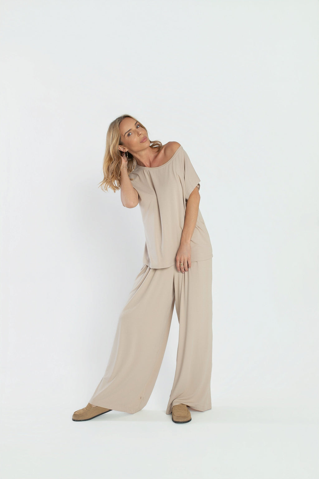 Stylowy top damski z dekoltem w łódkę i prostym dołem, idealny do spodni z tej samej kolekcji | BastetStore | Spironik.pl