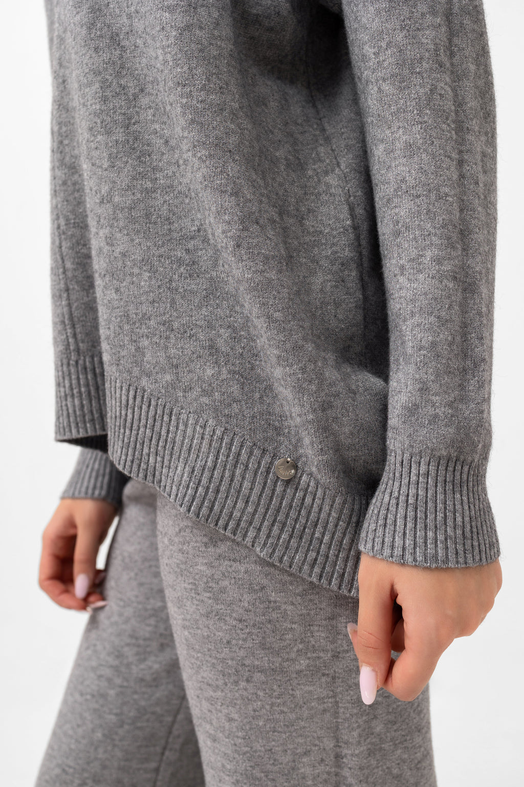 Szary komplet sweterkowy z dzianiny, łączący wygodę i nowoczesny design w stylizacji | Bastet | Spironik.pl