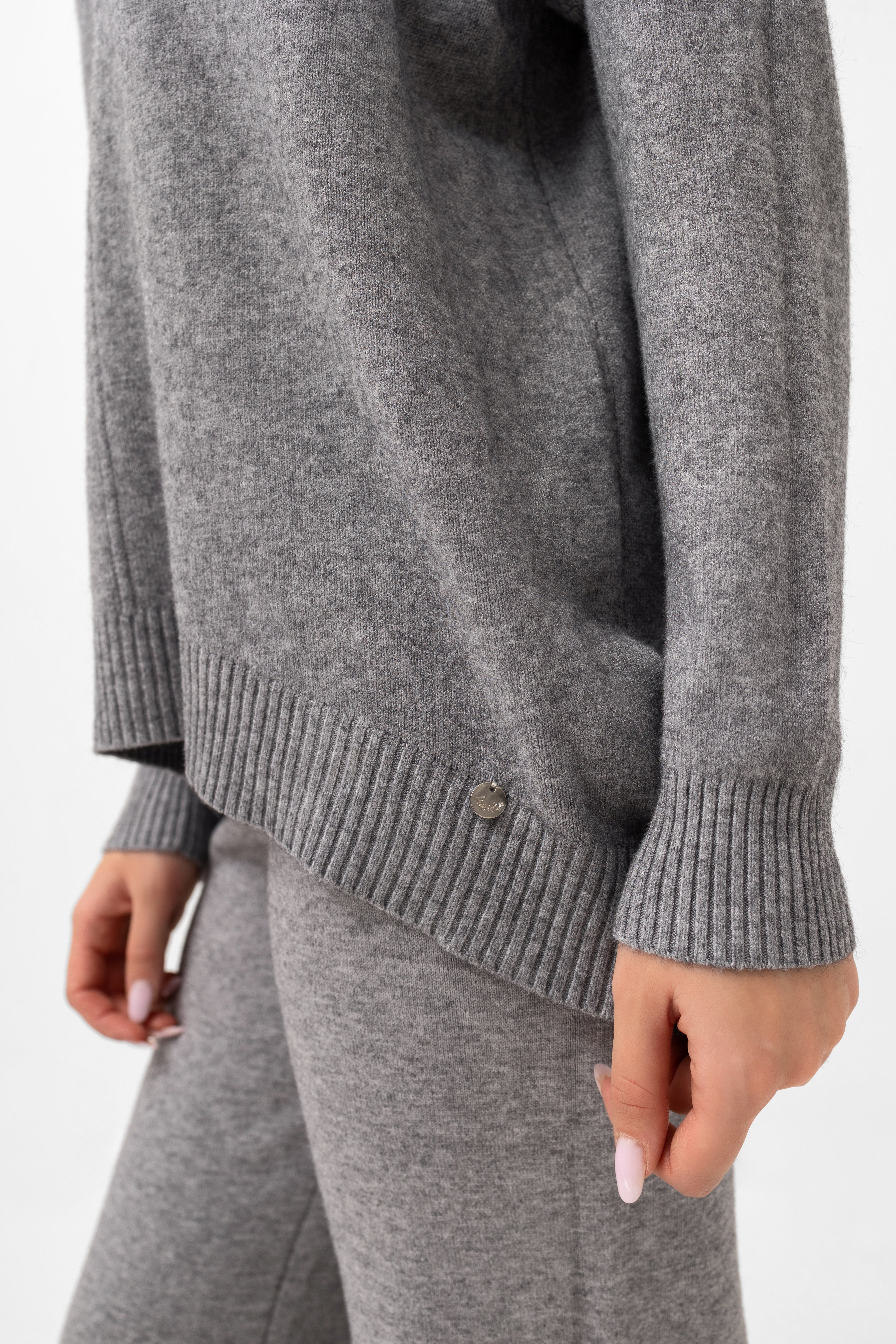 Szary komplet sweterkowy z dzianiny, łączący wygodę i nowoczesny design w stylizacji | Bastet | Spironik.pl