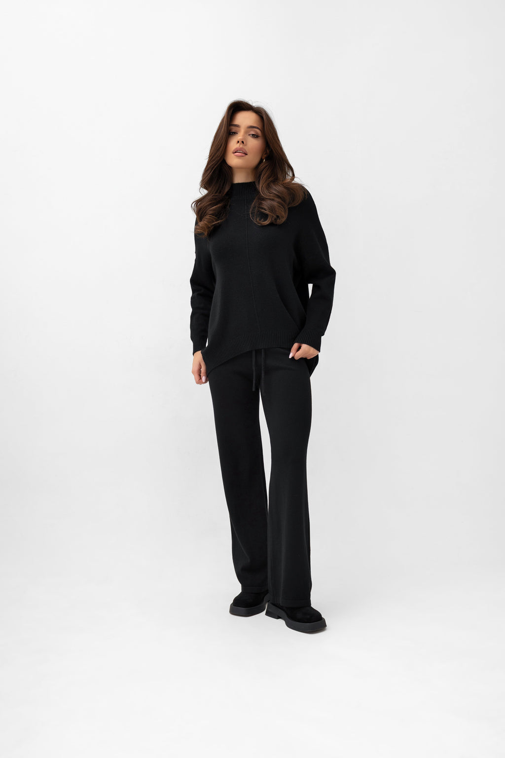 Elegancki komplet sweterkowy z dzianiny, stworzony przez Agnieszkę Włodarczyk w limitowanej edycji | Bastet | Spironik.pl