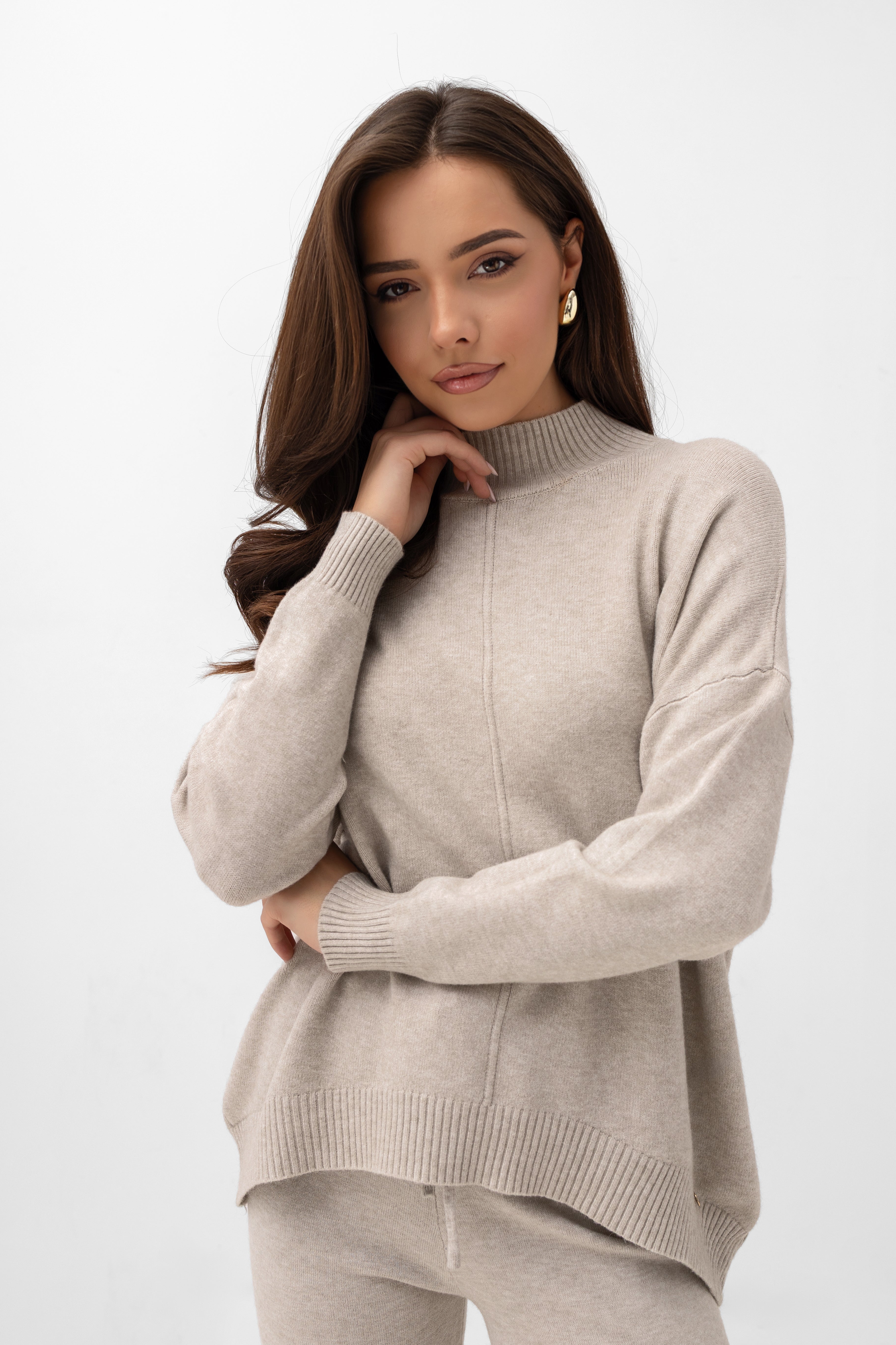 Elegancki komplet sweterkowy z półgolfem i spodniami w beżowym odcieniu | Bastet | Spironik.pl